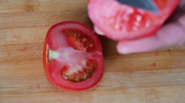 Tahtada dilimlenmiş domates.,