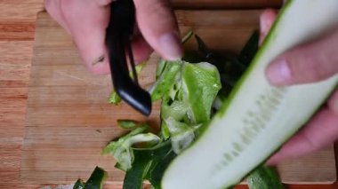 bir ahşap tahta üzerine dilimlenmiş salatalık,