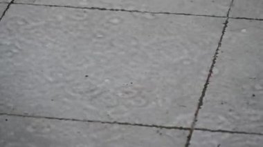 Bardaktaki yağmur damlaları ve yağmur,