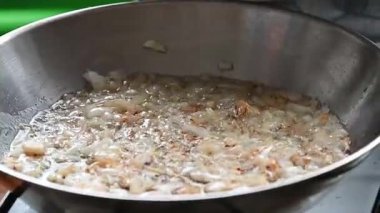 Kızarmış tavada kızarmış soğan.,