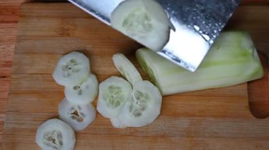 bir ahşap tahta üzerine dilimlenmiş salatalık,