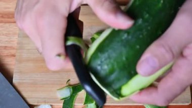 bir ahşap tahta üzerine dilimlenmiş salatalık,