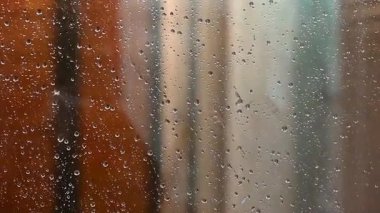 Bardaktaki yağmur damlaları ve yağmur,