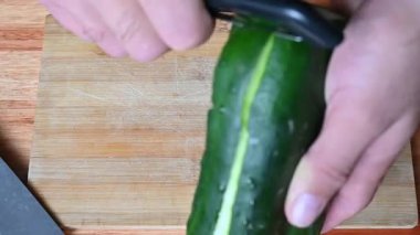 bir ahşap tahta üzerine dilimlenmiş salatalık,