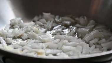 Kızarmış tavada kızarmış soğan.,