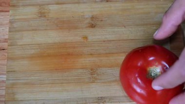 Tahtada dilimlenmiş domates.,