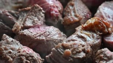 Kızartma tavasında kızarmış et.,