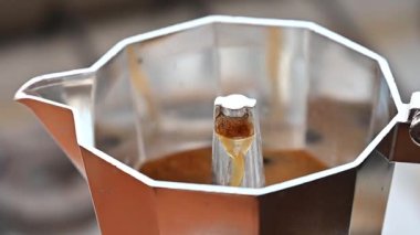 Kahve makinesinde demlenen kahve.,