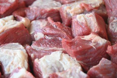 Birbirine yakın kesilmiş çiğ et parçaları.
