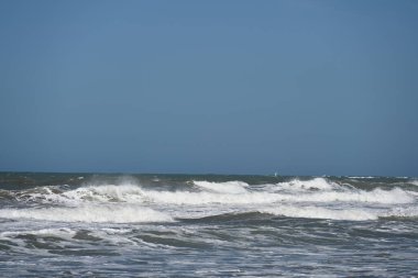 Dalgalar kumsala vuruyor.