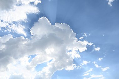 Güzel mavi gökyüzü ve beyaz bulutlar