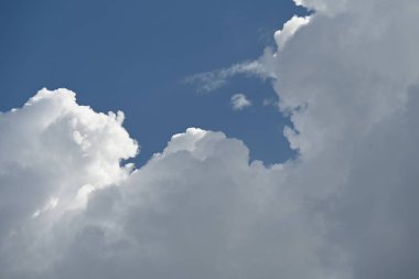 Güzel mavi gökyüzü ve beyaz bulutlar