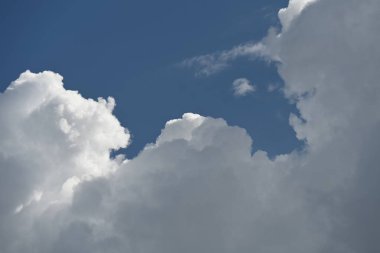 Güzel mavi gökyüzü ve beyaz bulutlar