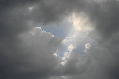 Güzel mavi gökyüzü ve beyaz bulutlar