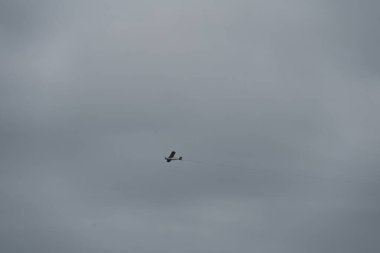 Koyu gri bulutlu gökyüzünde uçan uçak