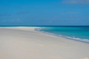 Zanzibar. Nakupenda Adası 'nın kar beyazı kumsalında boş bir plaj. Bir günde sadece birkaç saat ortaya çıkıyor.