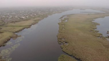 Nehirde Reed adaları ve Dinyeper Nehri 'nin Puslu Sonbahar Sel Ovaları' nın havadan görünüşü