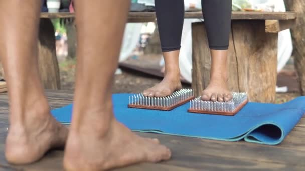 Mulheres pés estão de pé em uma placa com unhas afiadas, Sadhu Board — Vídeo de Stock