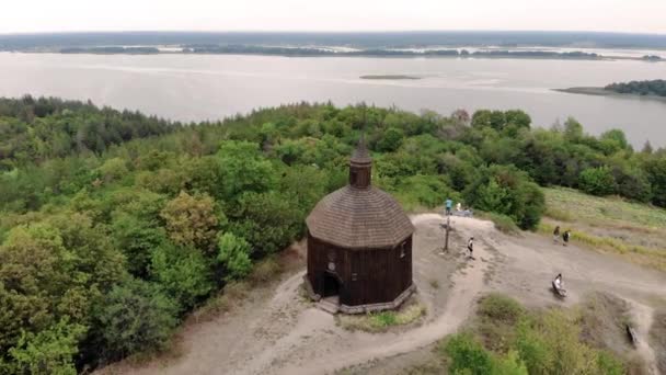 Hermosa vista del río Dnipro desde la antigua iglesia de madera llamada Knyazhiy Shpil en la montaña Krasuha cerca del pueblo de Vitachyv en la región de Kiev, Ucrania. — Vídeos de Stock