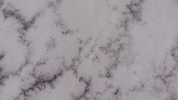 Удивительные формы поверхности суши из воды и соли, абстрактный фон природы, вид с воздуха. Розовый чрезвычайно соленый Куяльник Лиман в Одессе, Соленый слой на дне Мелкого озера — стоковое видео