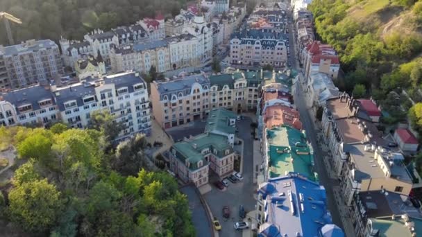 Vista aérea. Casas de colores del microdistrito Vozdvizhenka en el centro de Kiev — Vídeos de Stock