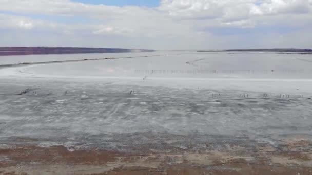 Las costas de sal blanca de Kuyalnik Liman rojo en Ucrania, Odessa en el verano — Vídeo de stock