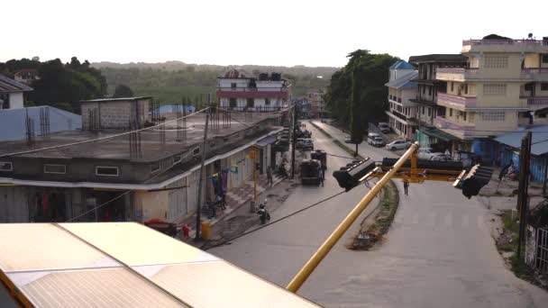 Chake Chake, Pemba, Tanzania, JAN 2020. Huvudgatan i Chake Chake stad, huvudstad i Pemba Island, solpanel och trafikljus på kvällen solnedgång Timelapse — Stockvideo