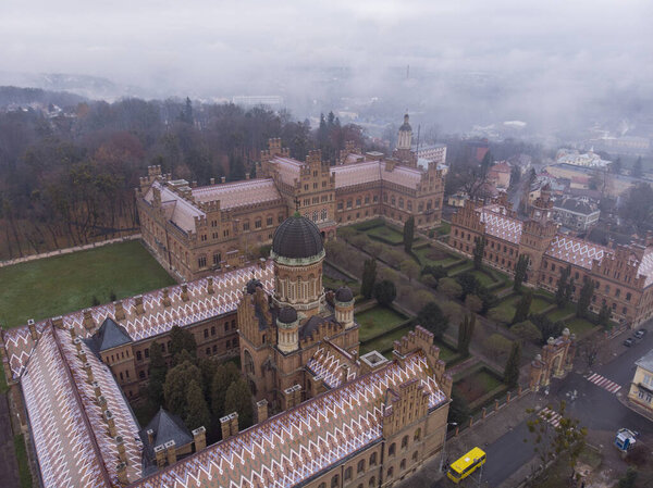 Съемки с воздуха Черновицкого университета в поздней осени в мрачную погоду
