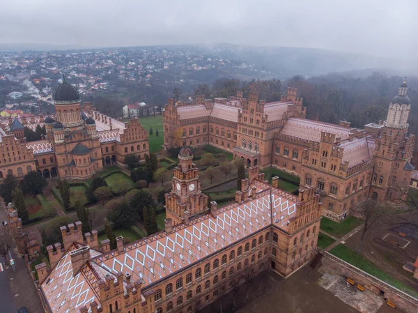 Chernivtsi Universidad de disparo aéreo a finales de otoño en Moody Misty Weather —  Fotos de Stock