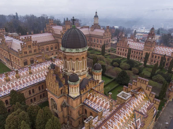 Повітряний бій Університету Чернівців в пізній осені в Moody Misty Weather — стокове фото