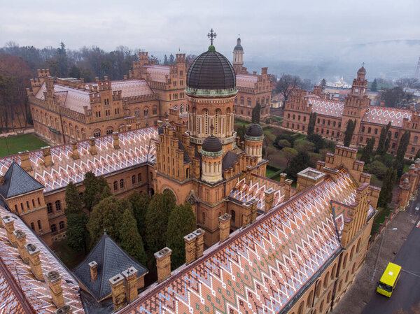 Съемки с воздуха Черновицкого университета в поздней осени в мрачную погоду