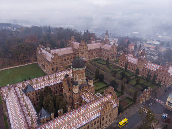 Съемки с воздуха Черновицкого университета в поздней осени в мрачную погоду