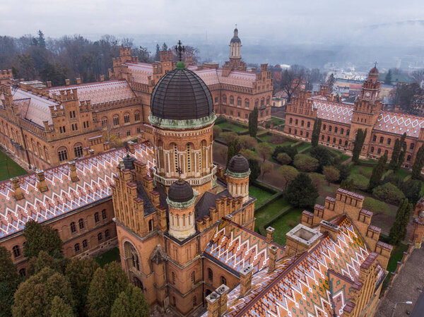Съемки с воздуха Черновицкого университета в поздней осени в мрачную погоду