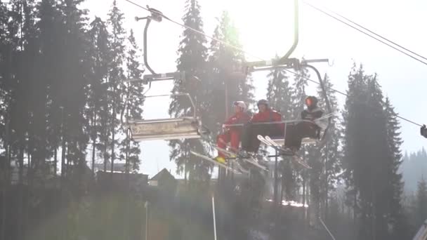 BUKOVEL, UKRAINE - 2020 ARALIK: Bukovel Kayak merkezinde, Karpatlar, Ukrayna 'da Güneşli bir günde Dağ Tepesinde Sandalye Kaldırma Hareketi — Stok video