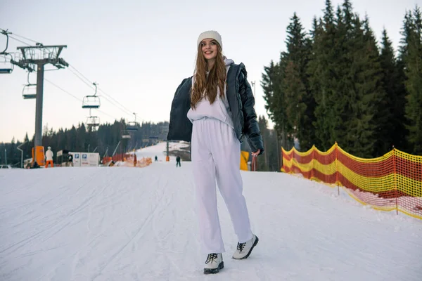 Retrato de hermosa alegre chica caucásica en la estación de esquí en invierno — Foto de Stock
