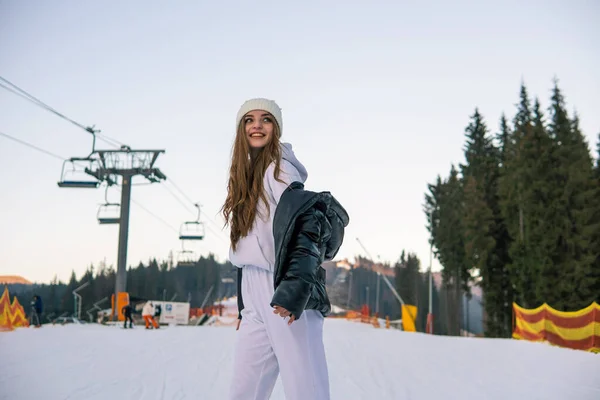 Retrato de hermosa alegre chica caucásica en la estación de esquí en invierno — Foto de Stock