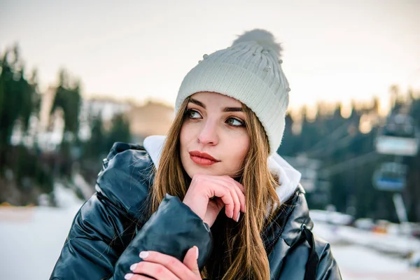 Kışın kayak merkezinde Güzel Neşeli Kafkasyalı Kız Portresi — Stok fotoğraf