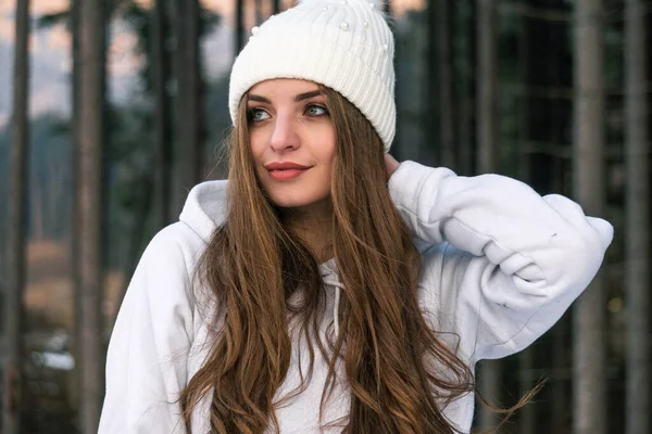 Kış Ormanında Güzel Genç Kadın. Sıcak Beyaz Giysiler — Stok fotoğraf