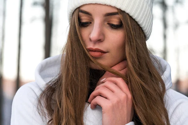 Όμορφη νεαρή γυναίκα στα Χειμερινά Δάση. Ζεστά λευκά κομψά ρούχα — Φωτογραφία Αρχείου