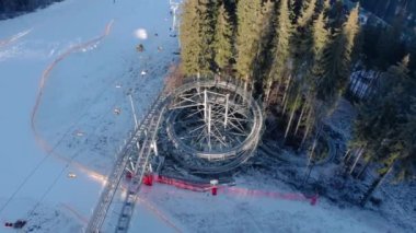 Karpat Dağları, Ukrayna ve Bukovel 'de güneşli bir günde Kayakçılar ve Snowboardcular için Hava Aracı Görünümü