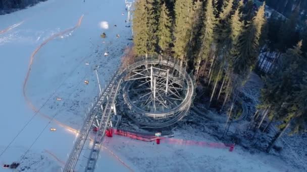 Vista aérea do drone em elevadores de cadeira para esquiadores e snowboarders no dia ensolarado em montanhas dos Cárpatos, Ucrânia, Bukovel — Vídeo de Stock