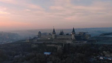 Ukrayna 'nın tarihi kenti Kamianets-Podilskyi' deki SUnrise Kalesi 'nin havadan görünüşü.