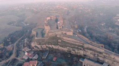 Ukrayna 'nın tarihi kenti Kamianets-Podilskyi' deki SUnrise Kalesi 'nin havadan görünüşü.