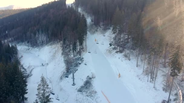 Karpat Dağları, Ukrayna ve Bukovel 'de güneşli bir günde Kayakçılar ve Snowboardcular için Hava Aracı Görünümü — Stok video