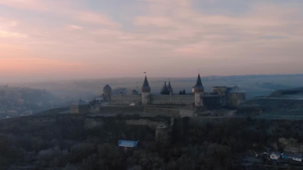 Vue Aérienne du Château Forteresse à SUnrise dans la ville historique de Kamianets-Podilskyi, Ukraine. — Video