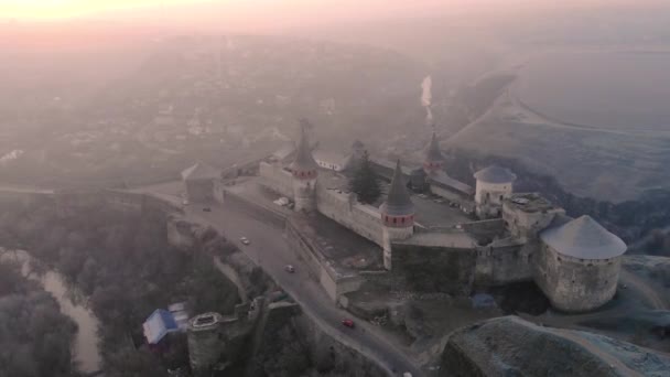 Αεροφωτογραφία του Κάστρου Φρούριο στο SUnrise στην ιστορική πόλη Kamianets-Podilskyi, Ουκρανία. — Αρχείο Βίντεο