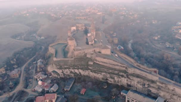 Vista aérea del castillo de la fortaleza en SUnrise en la ciudad histórica de Kamianets-Podilskyi, Ucrania. — Vídeo de stock