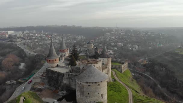 Vista aérea del castillo de la fortaleza en SUnrise en la ciudad histórica de Kamianets-Podilskyi, Ucrania. — Vídeo de stock