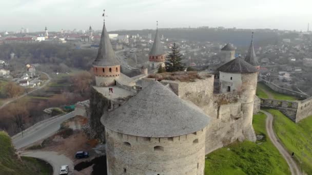 Luchtfoto van fort kasteel bij SUnrise in de historische stad Kamianets-Podilskyi, Oekraïne. — Stockvideo