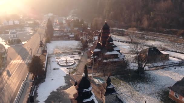 Flygfoto av gamla trä byggnad av den heliga profeten Elijah kloster i Karpaterna byn Jaremche i Ukraina. S:t Elias kyrka på vintern. — Stockvideo